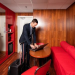 Itsepalveluhotelliin halvemmalla